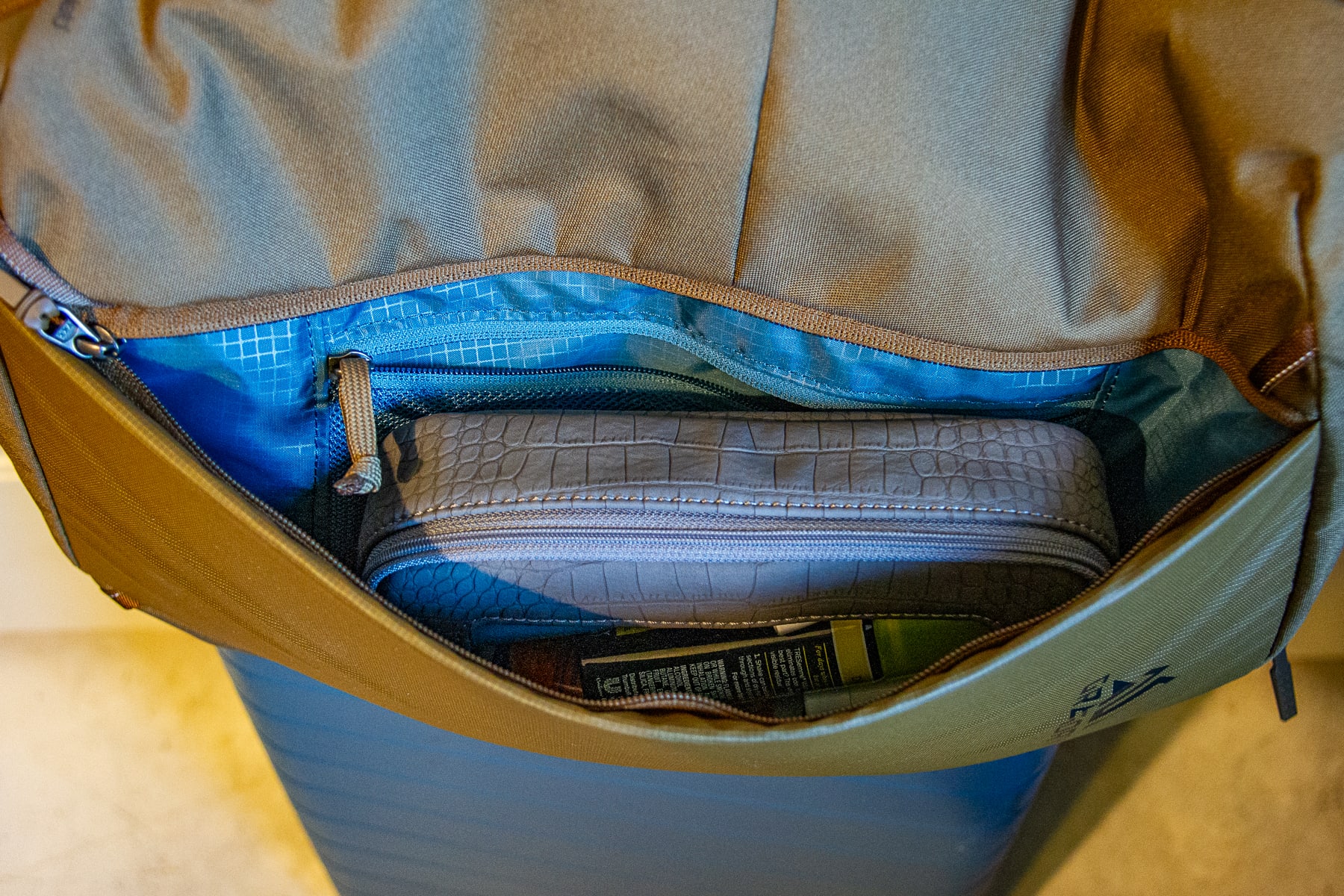 gregory-border-traveler-30-easy-access-side-pocket-for-toiletries