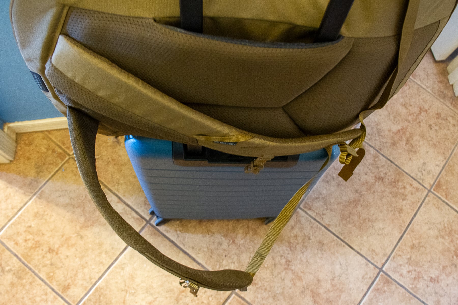 gregory-border-traveler-30-no-extra-straps-to-keep-shoulder-straps-tight-when-on-carryon
