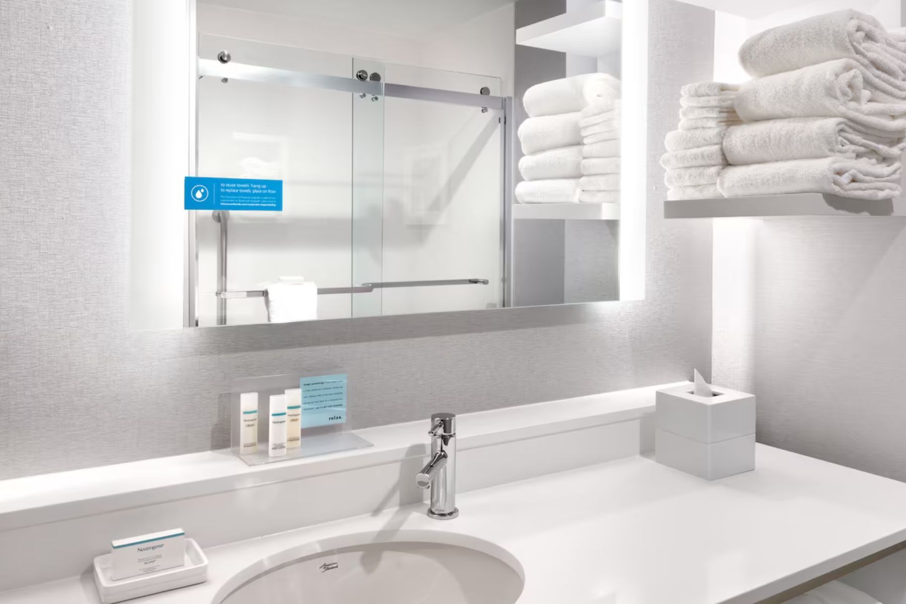 hampton-inn-and-suites-anaheim-towels