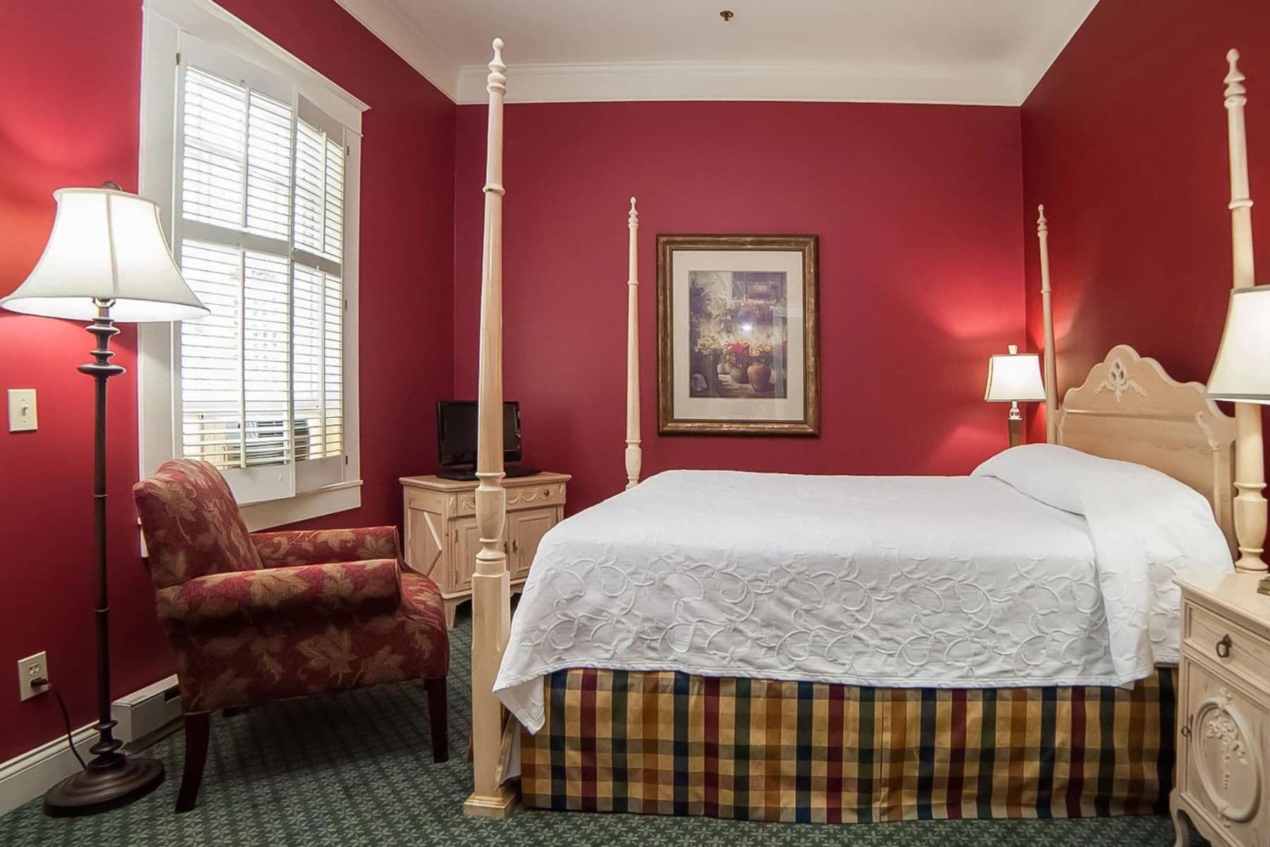 harbour-view-inn-red-room