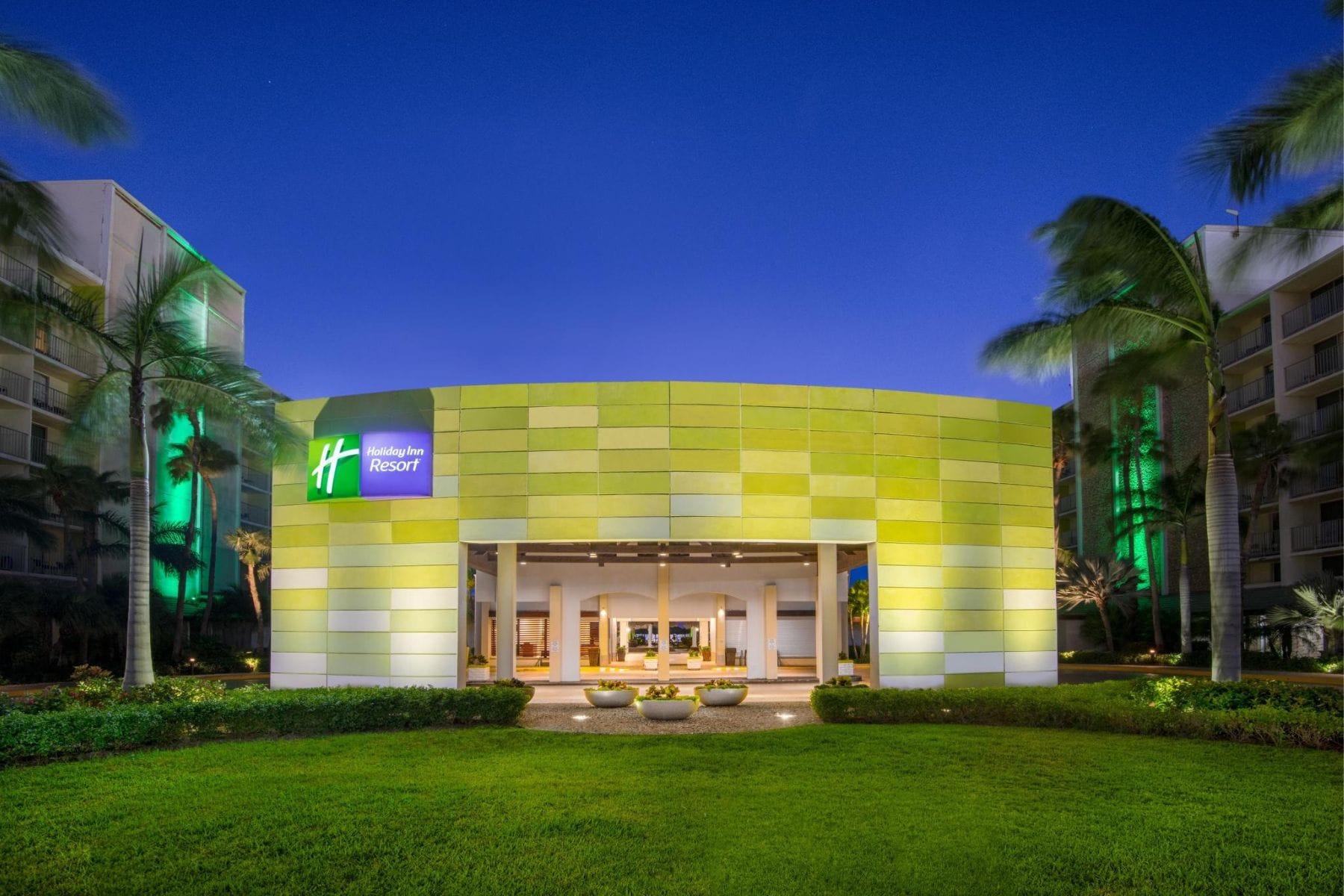 holiday-inn-resort-aruba-entrance