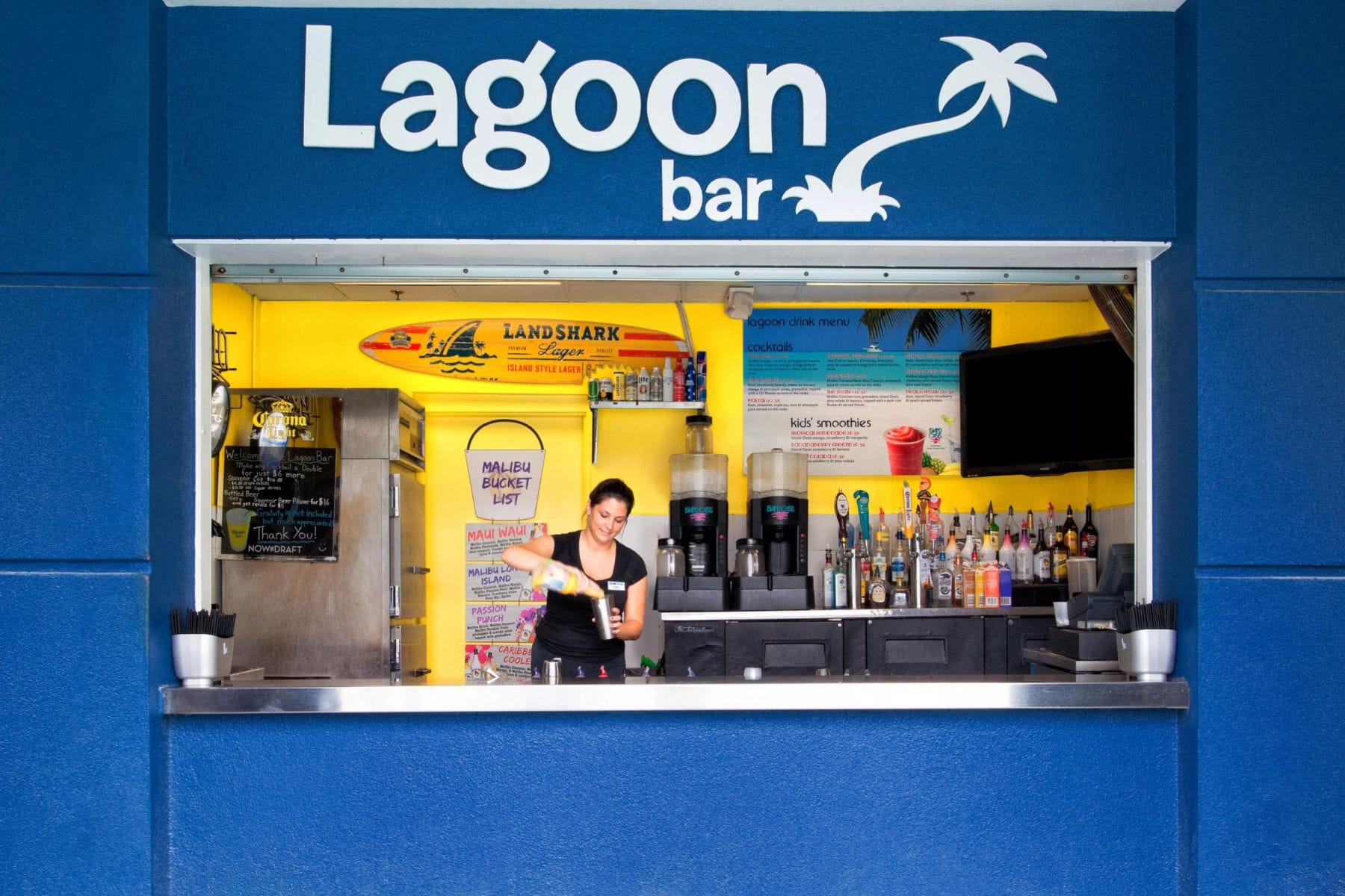 holiday-inn-resort-orlando-suites-waterpark-lagoon-bar