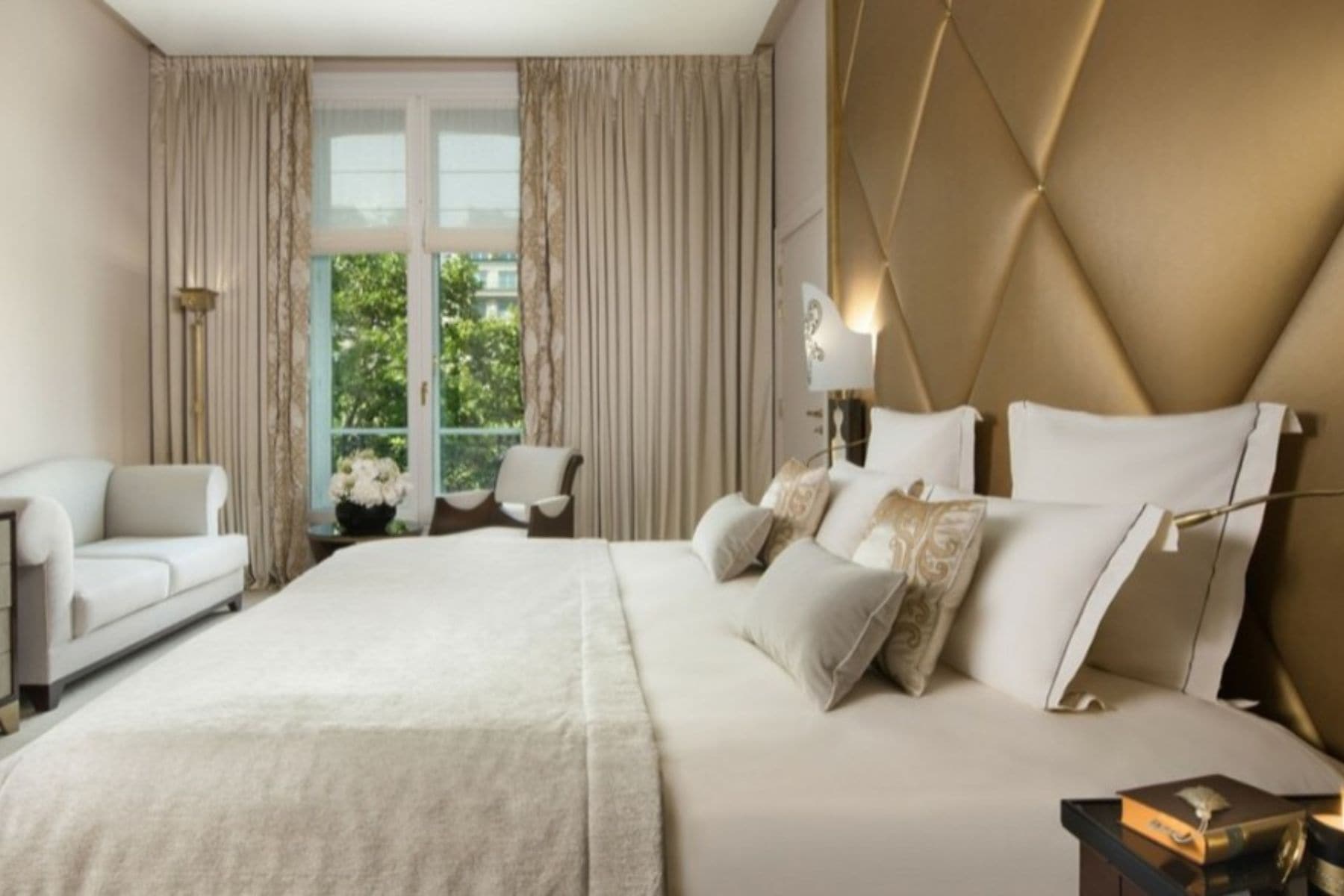 Hotel Barriere Le Fouquets Bed Side