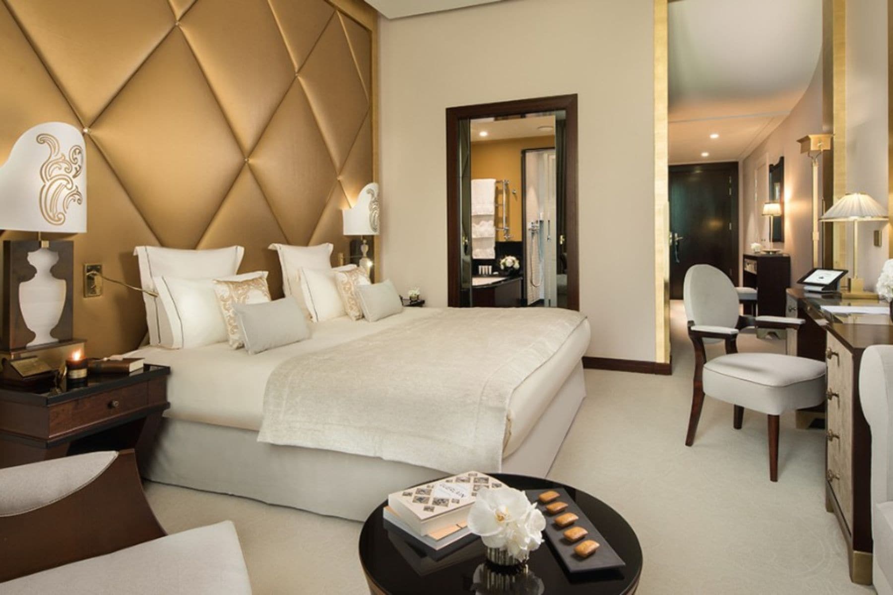 Hotel Barriere Le Fouquets Bed