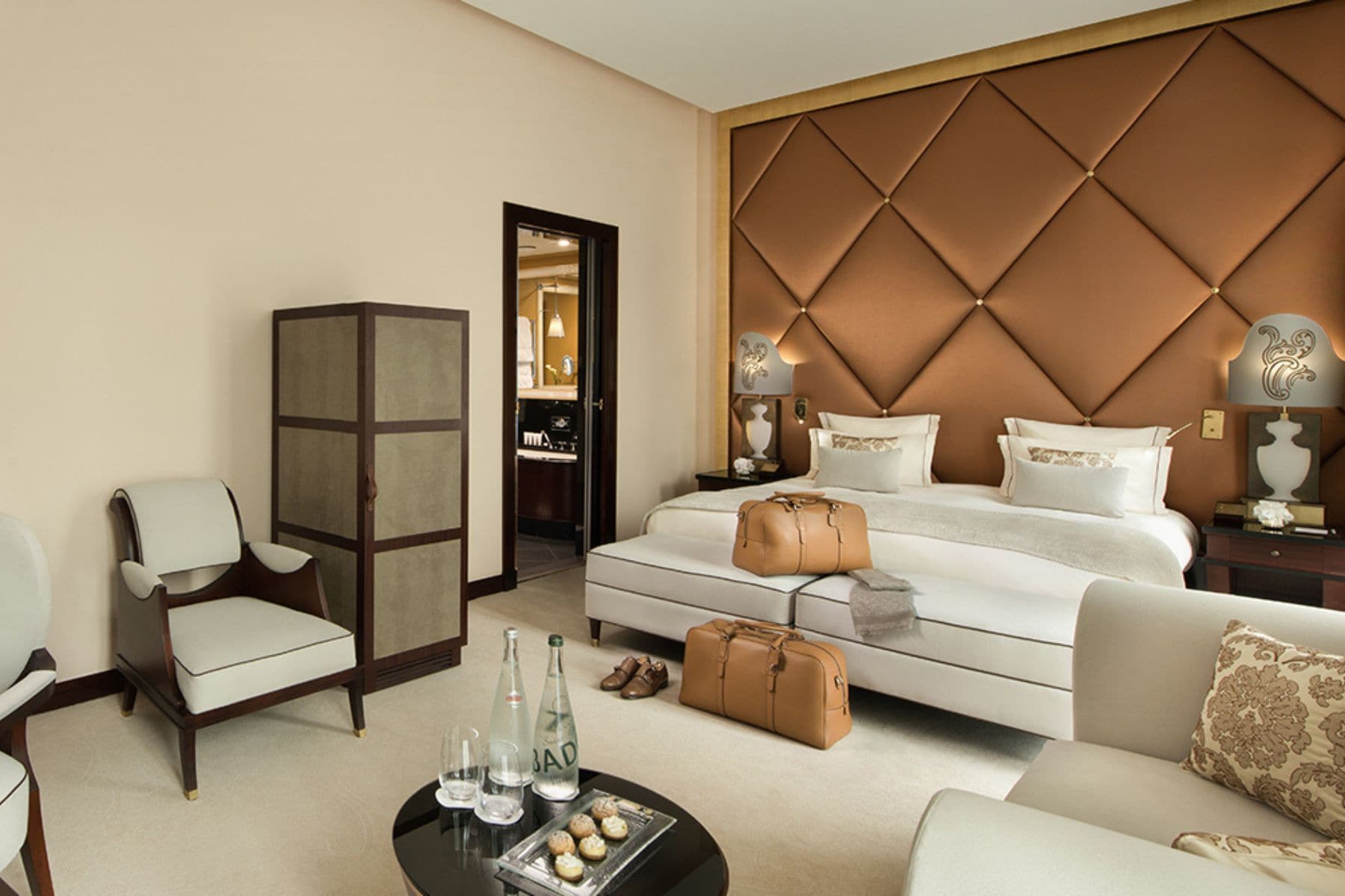 hotel-barriere-le-fouquets-living-room