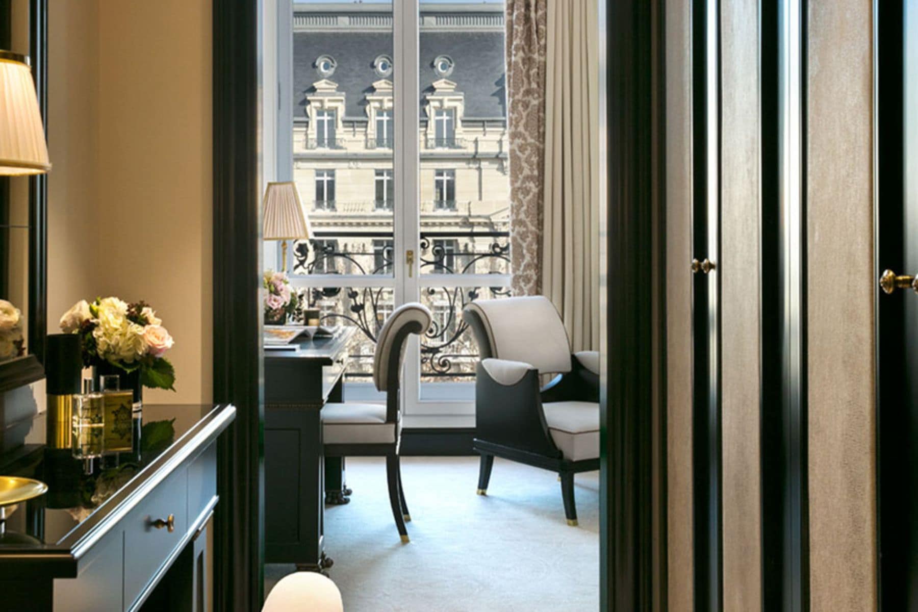 hotel-barriere-le-fouquets-window