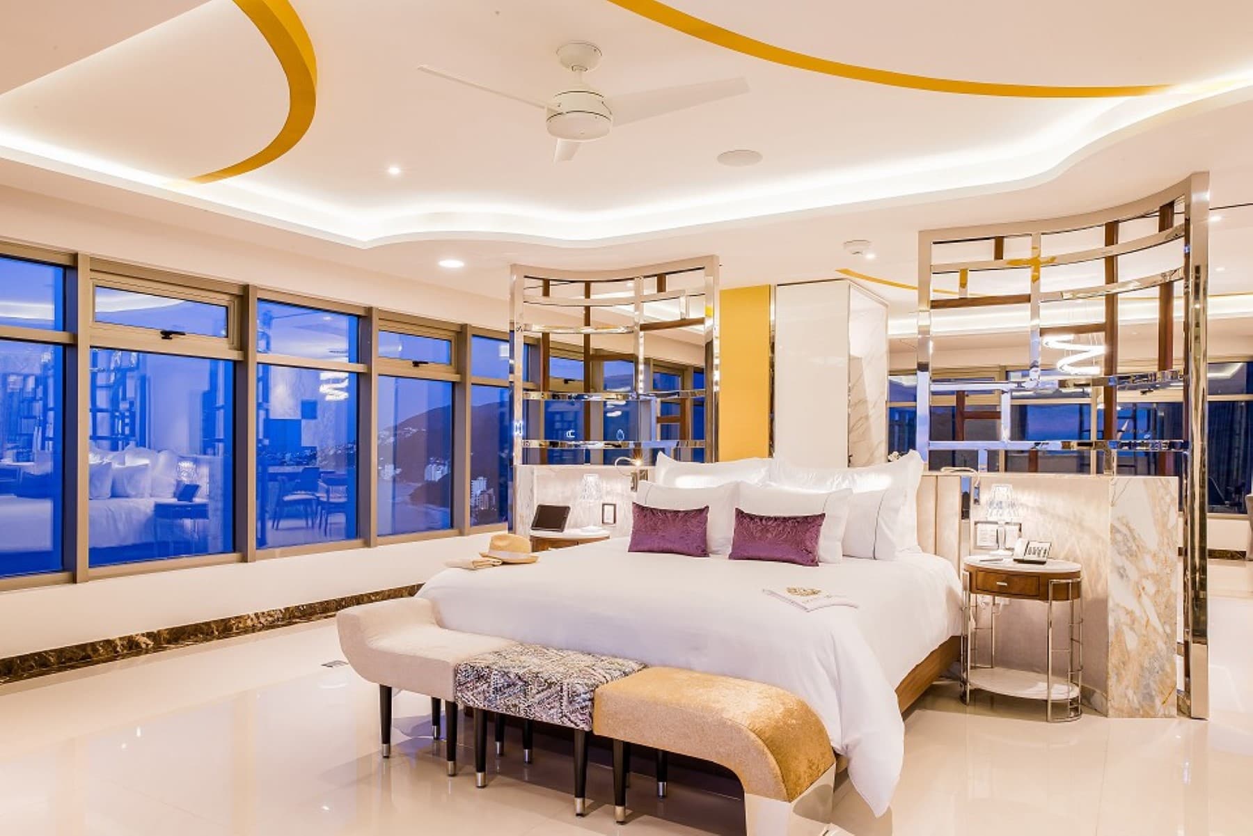 Hotel Mousai The Penthouse South Bed Windows