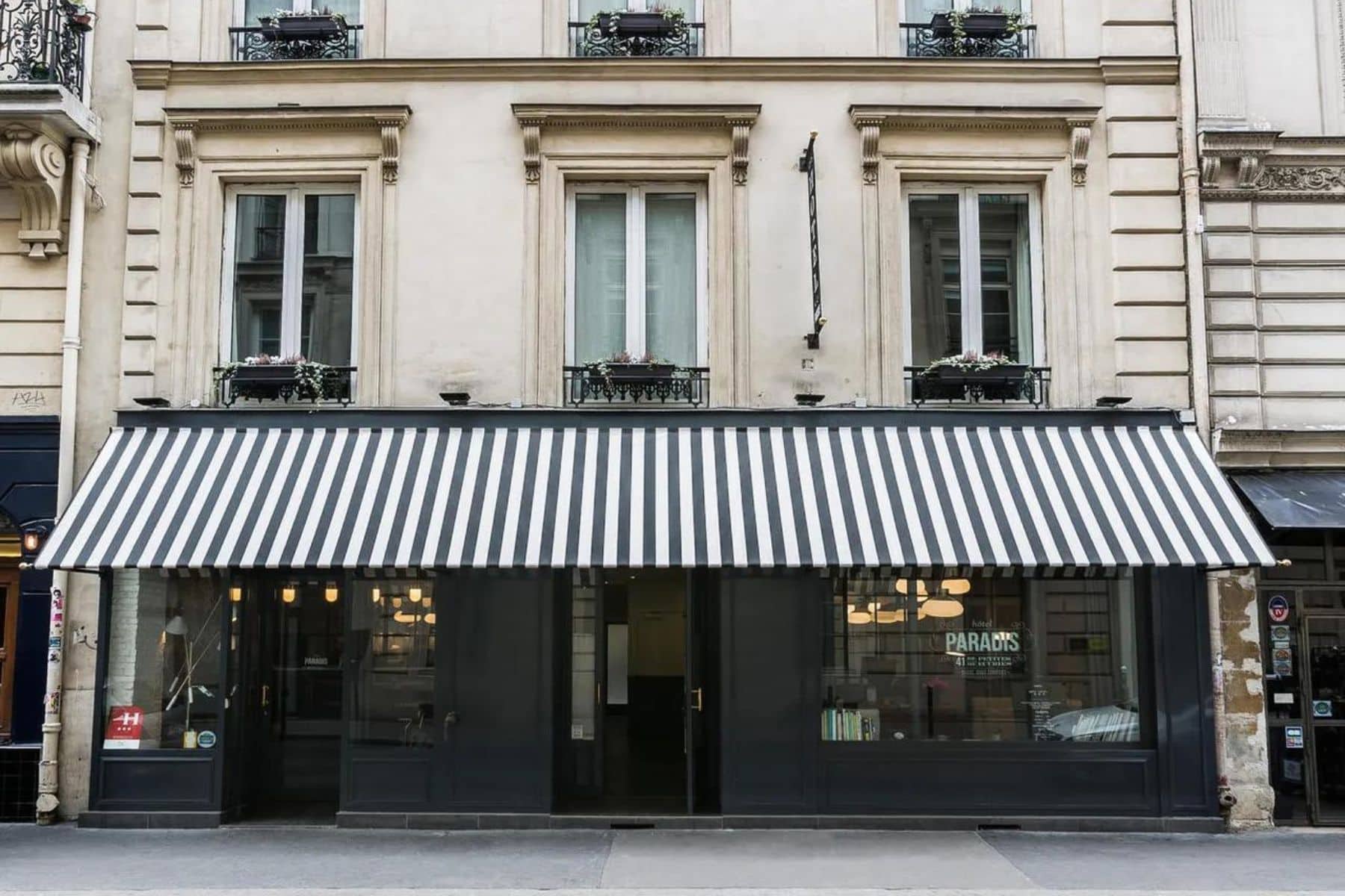 Hotel Paradis Front