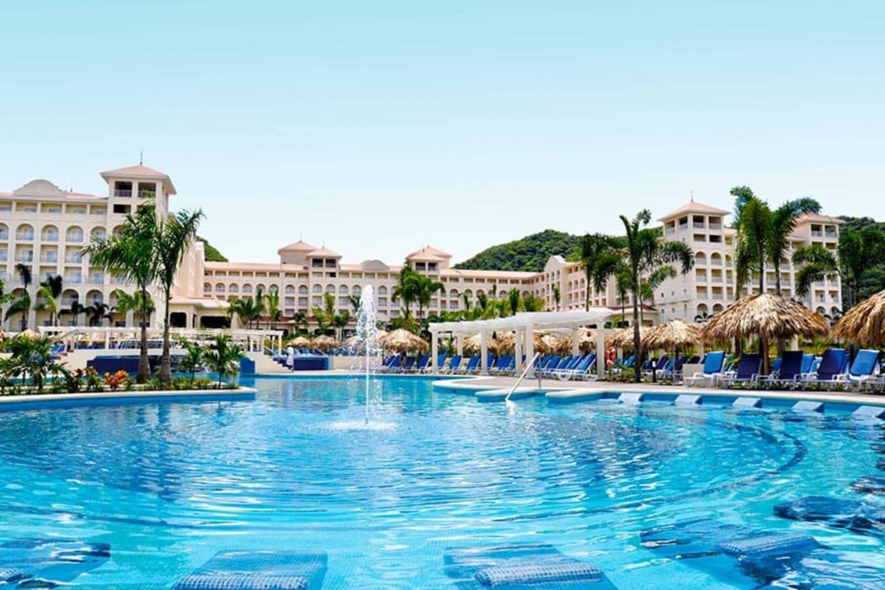 hotel-riu-guanacaste-fountain