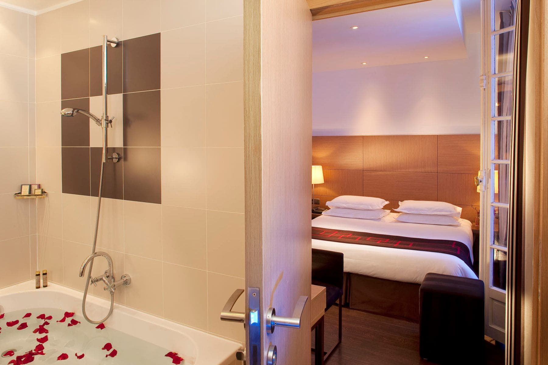 Hotel Villathena Tub