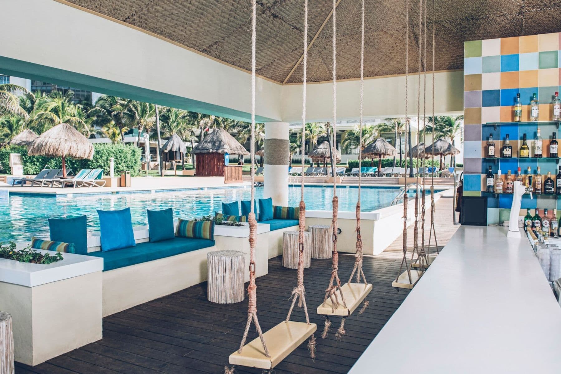 iberostar-selection-cancun-bar-pool