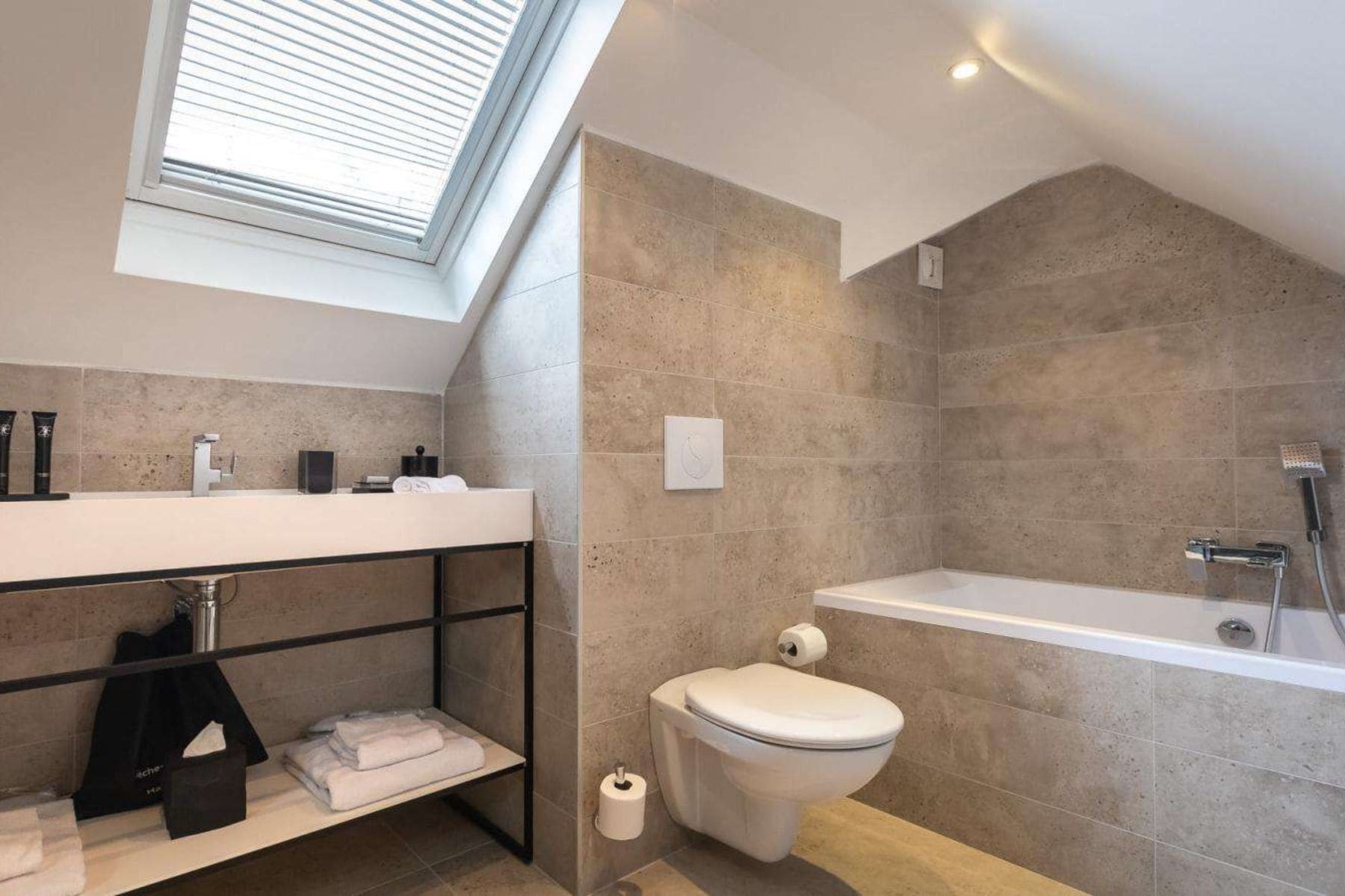 Le Prince Regent Residence And Spa Bathroom