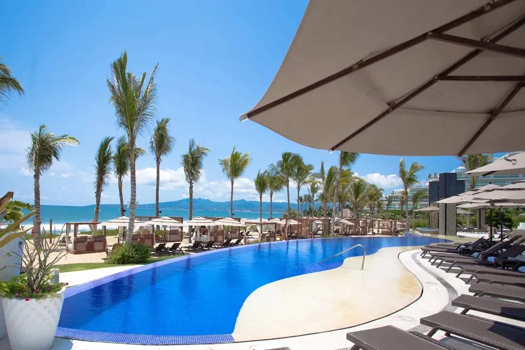 Marival Distinct Residences Mozzamare Restaurant Pool