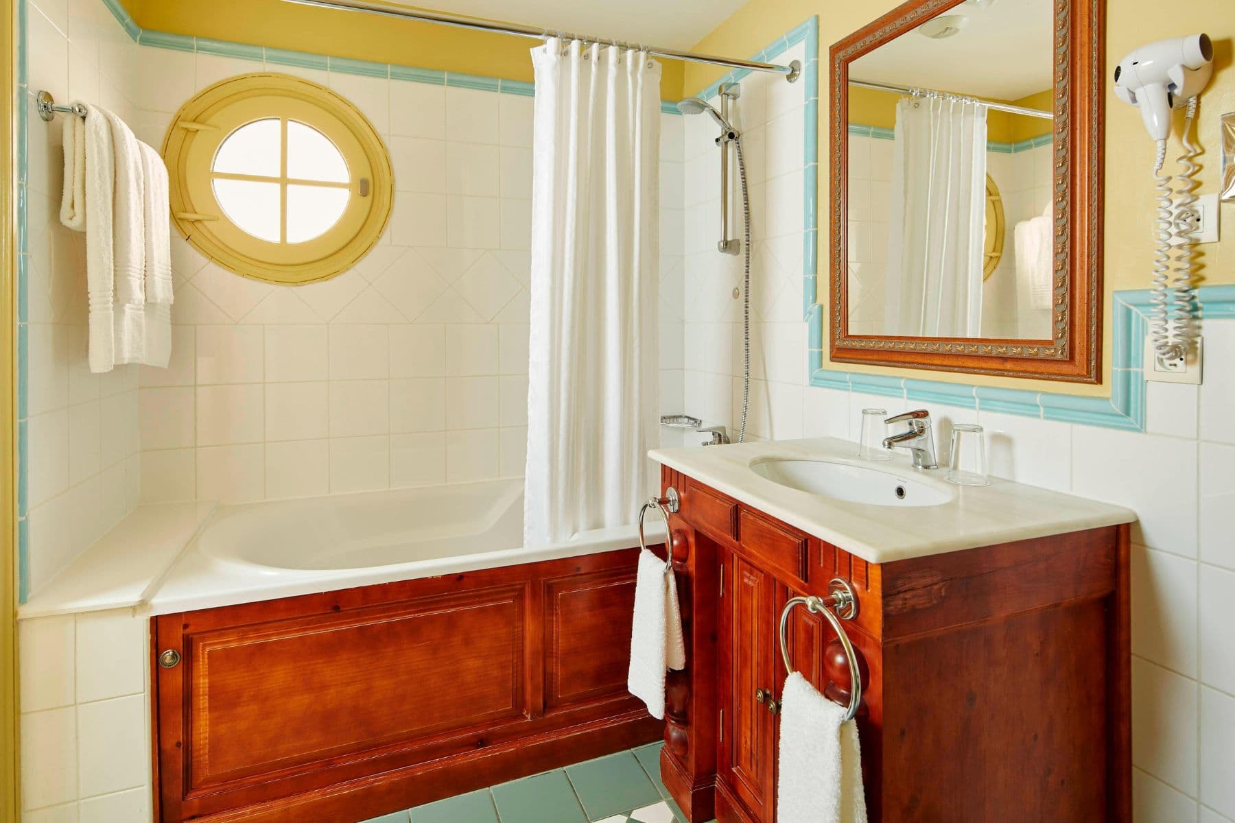 Marriotts Village D Ile De France Tub