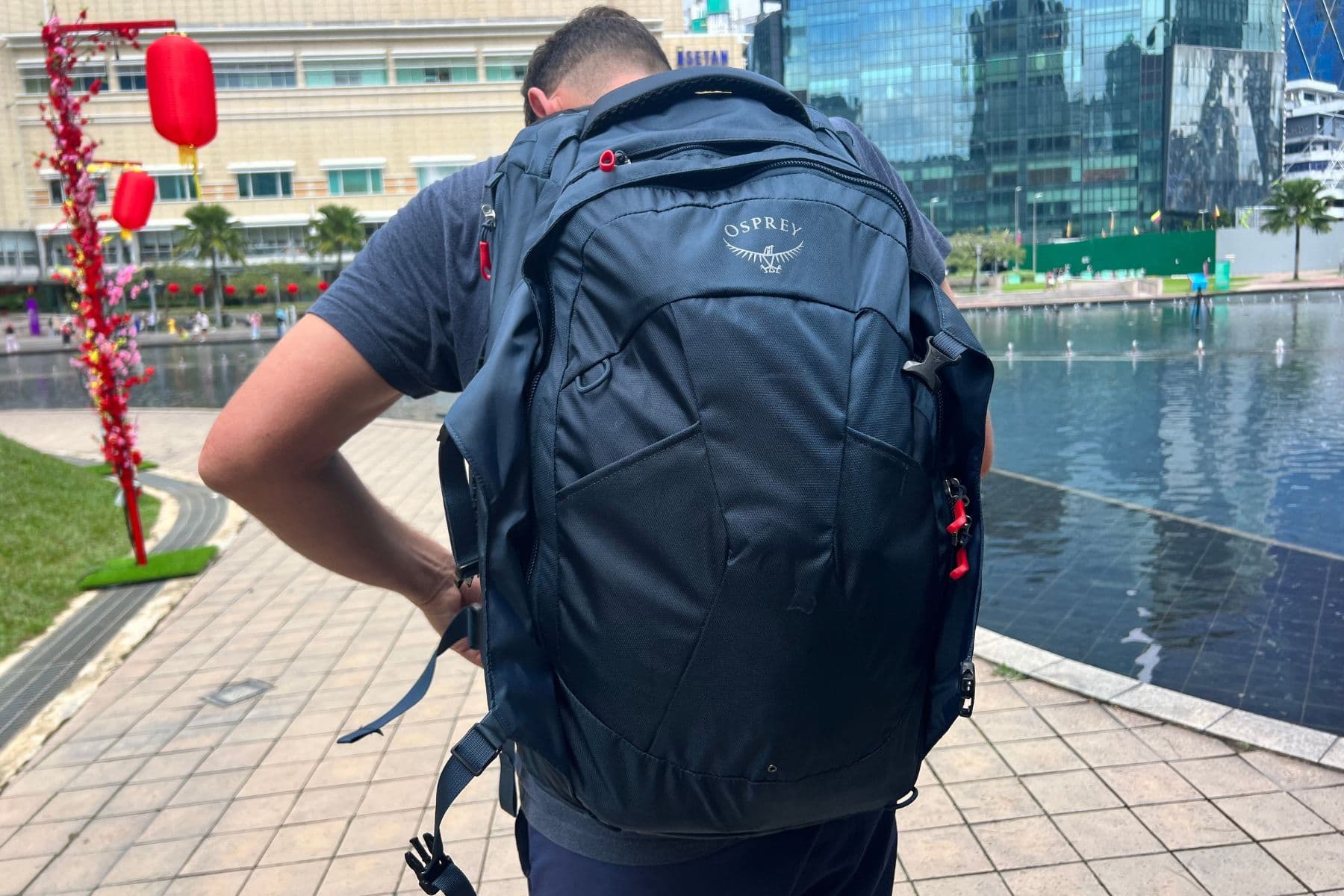 osprey-mens-farpoint-womens-fairview-backview