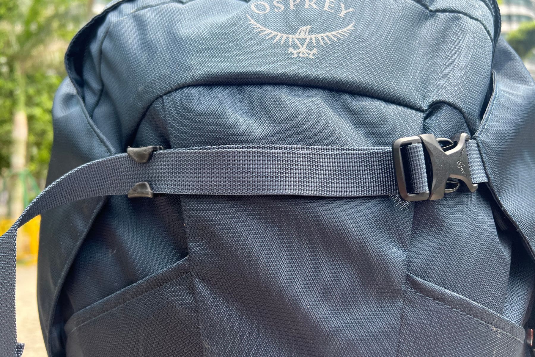 osprey-mens-farpoint-womens-fairview-compression-straps