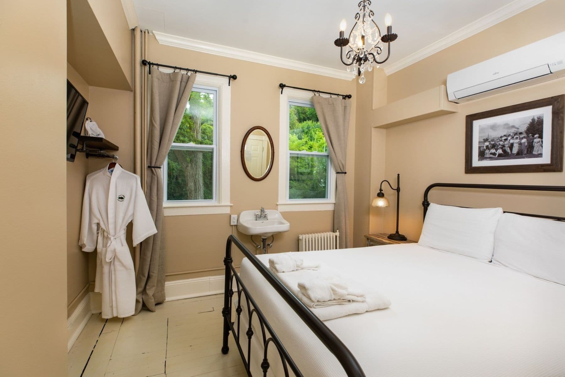 pine-cottage-bed-and-breakfast-room