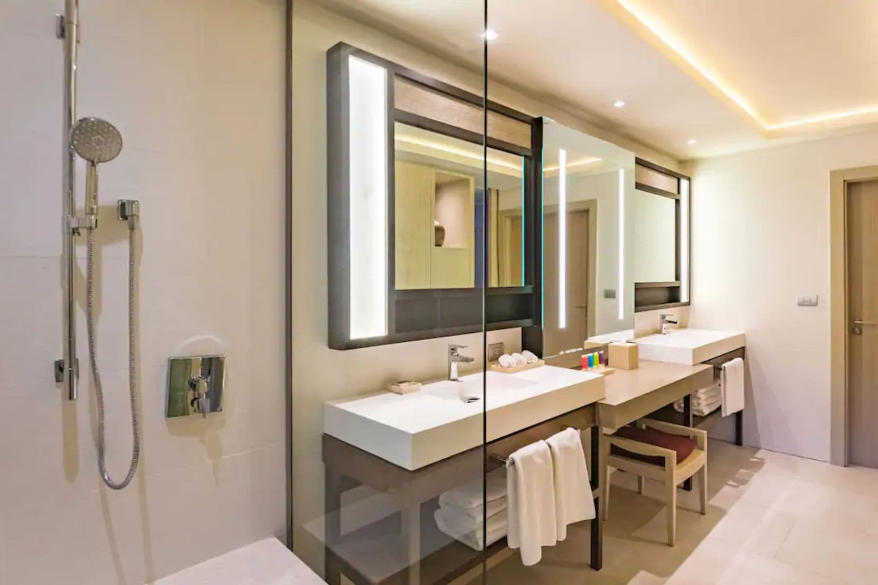 Resort View Junior King Bathroom
