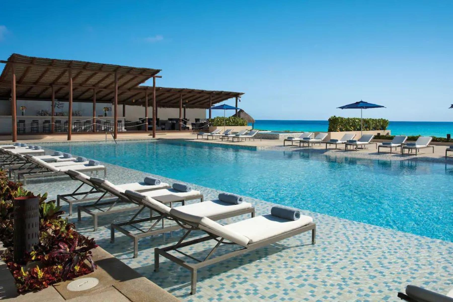 secrets-the-vine-cancun-pool