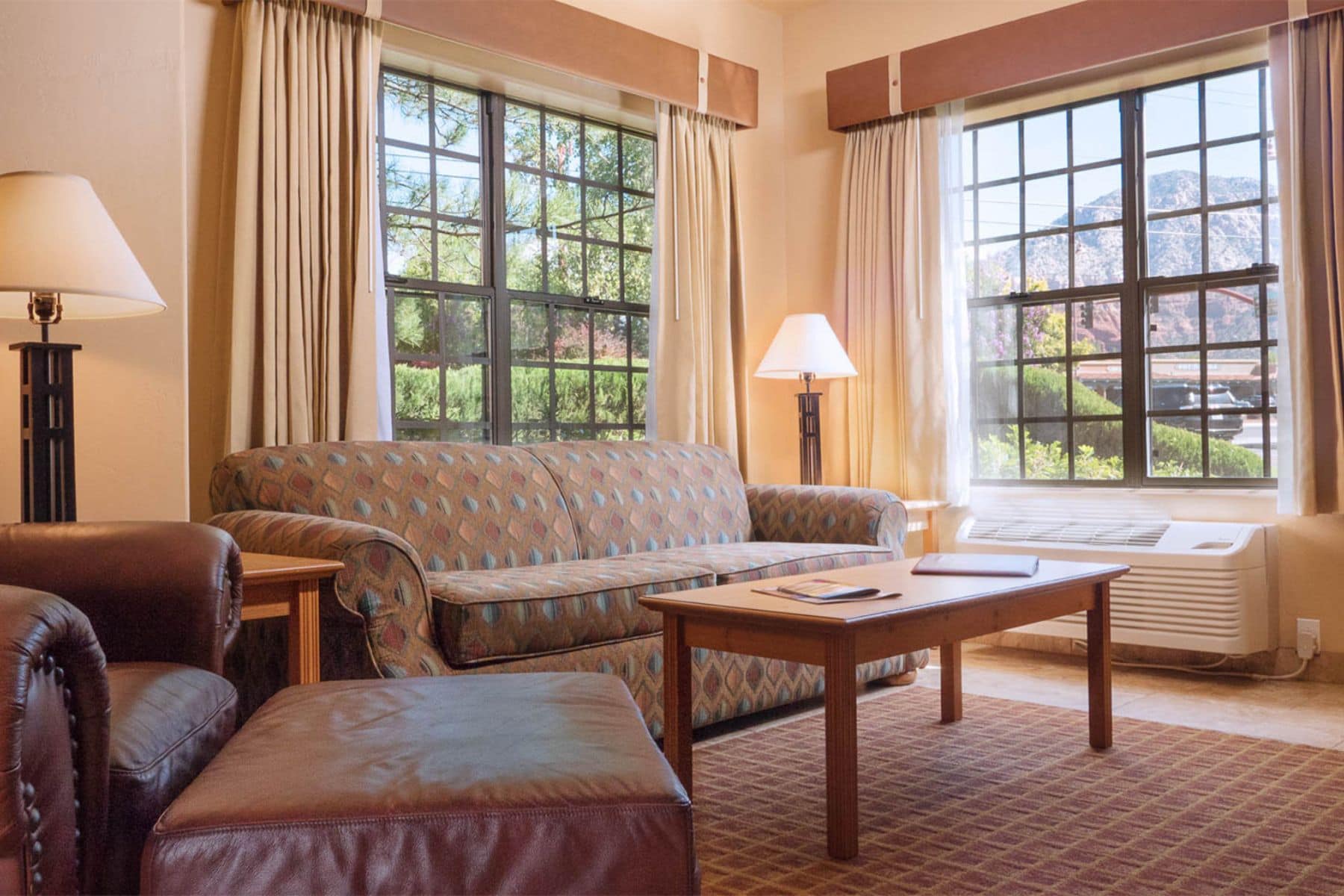 Sedona Real Inn And Suites Living