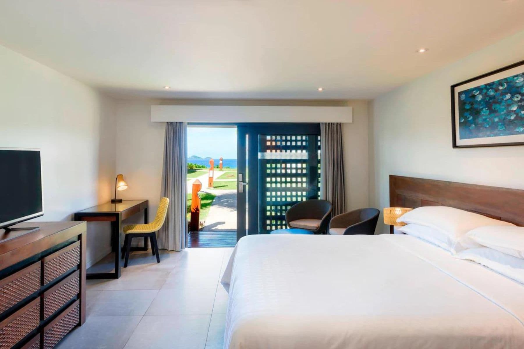 sheraton-resort-and-spa-tokoriki-island-bed-side