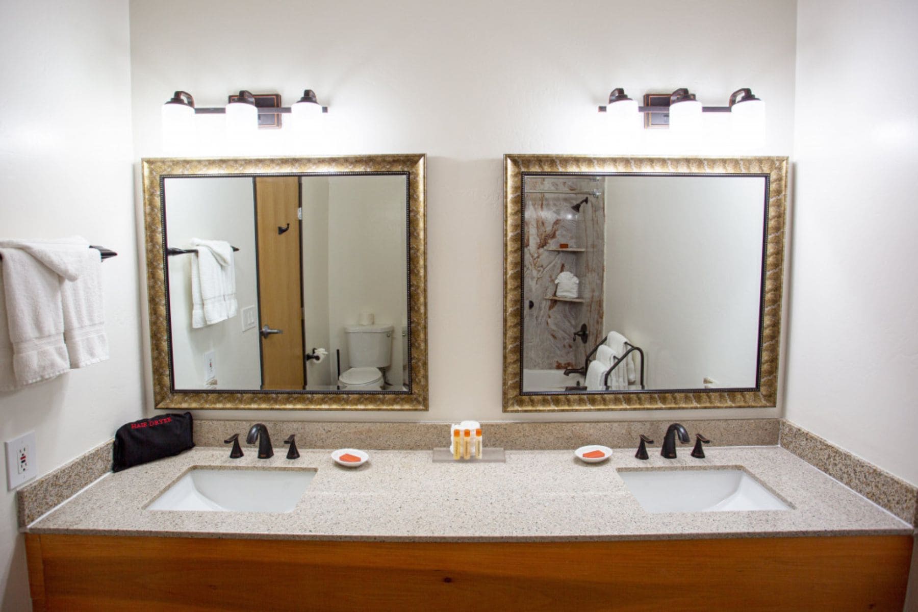 Southwest Inn At Sedona Mirrors
