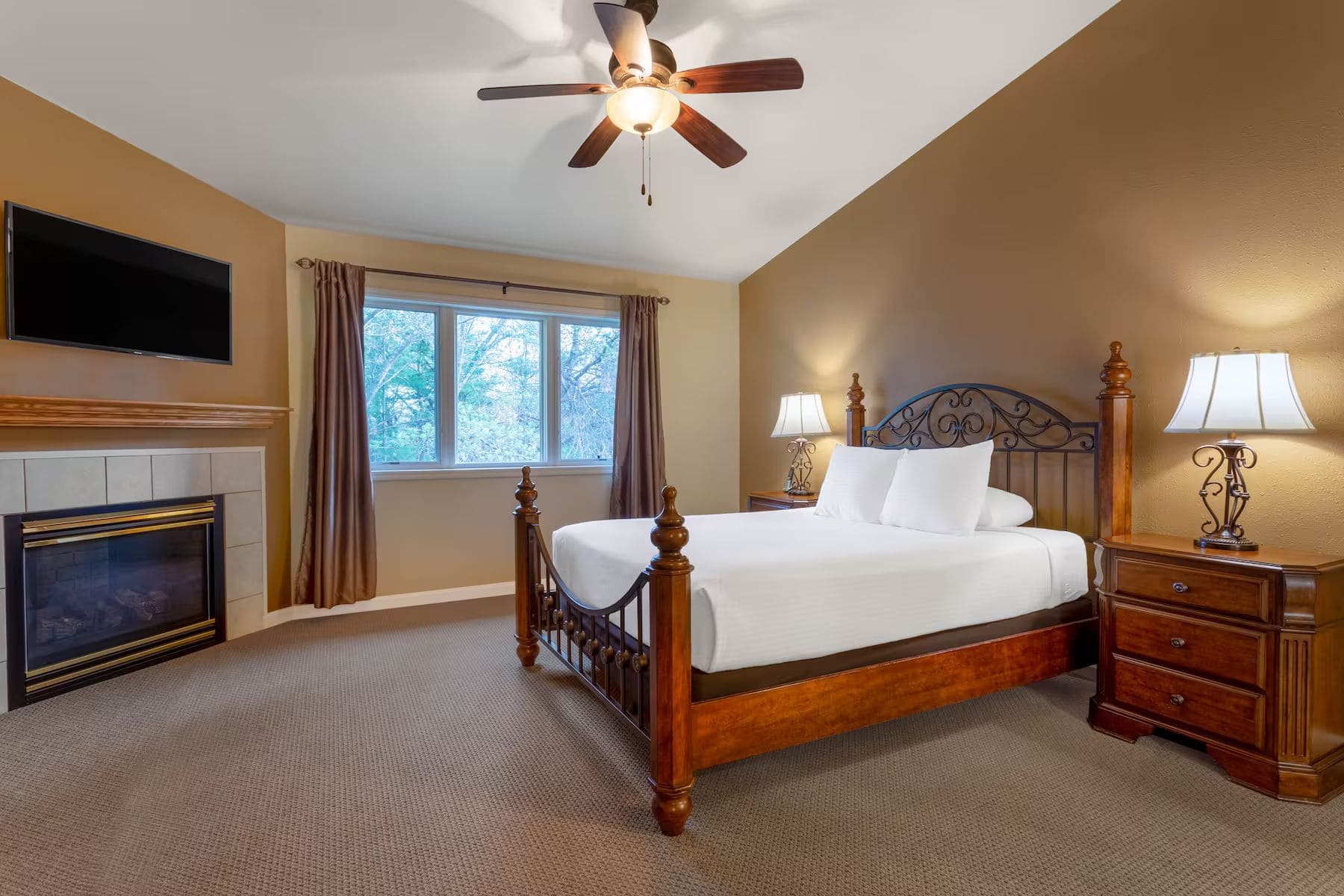 tamarack-and-mirror-lake-resort-bed-side