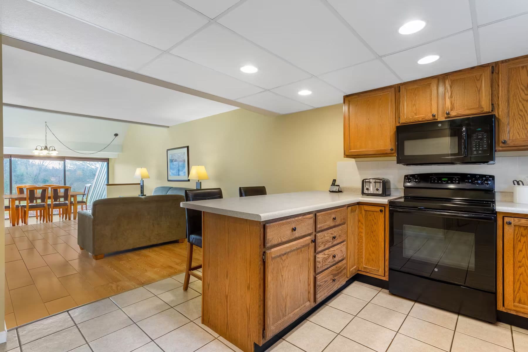 tamarack-and-mirror-lake-resort-kitchen