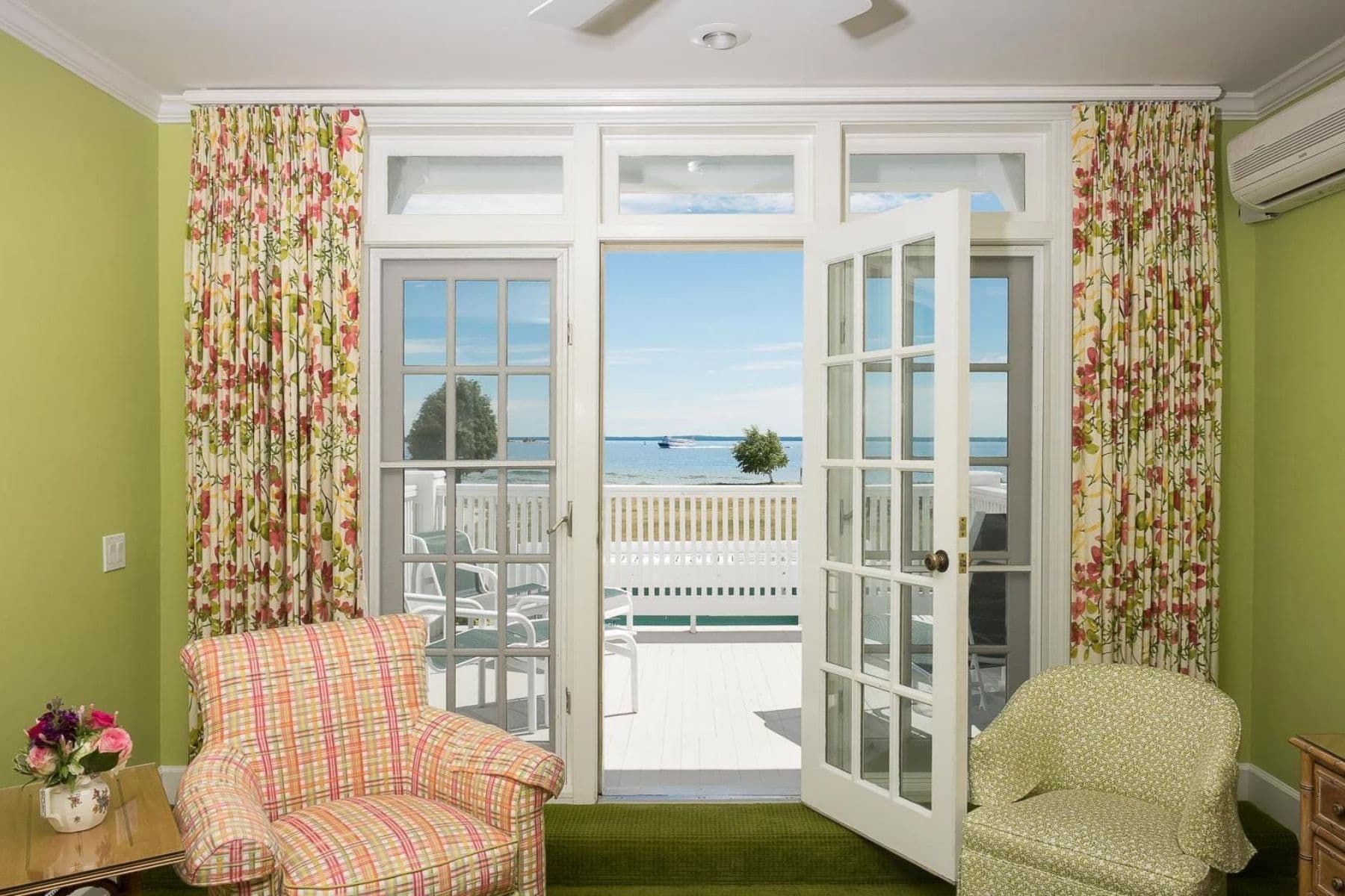 the-hotel-iroquois-balcony