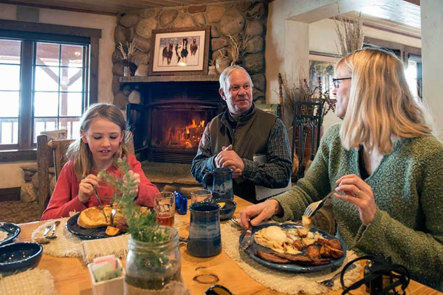 vista-verde-guest-ranch-clark-colorado-family-eating