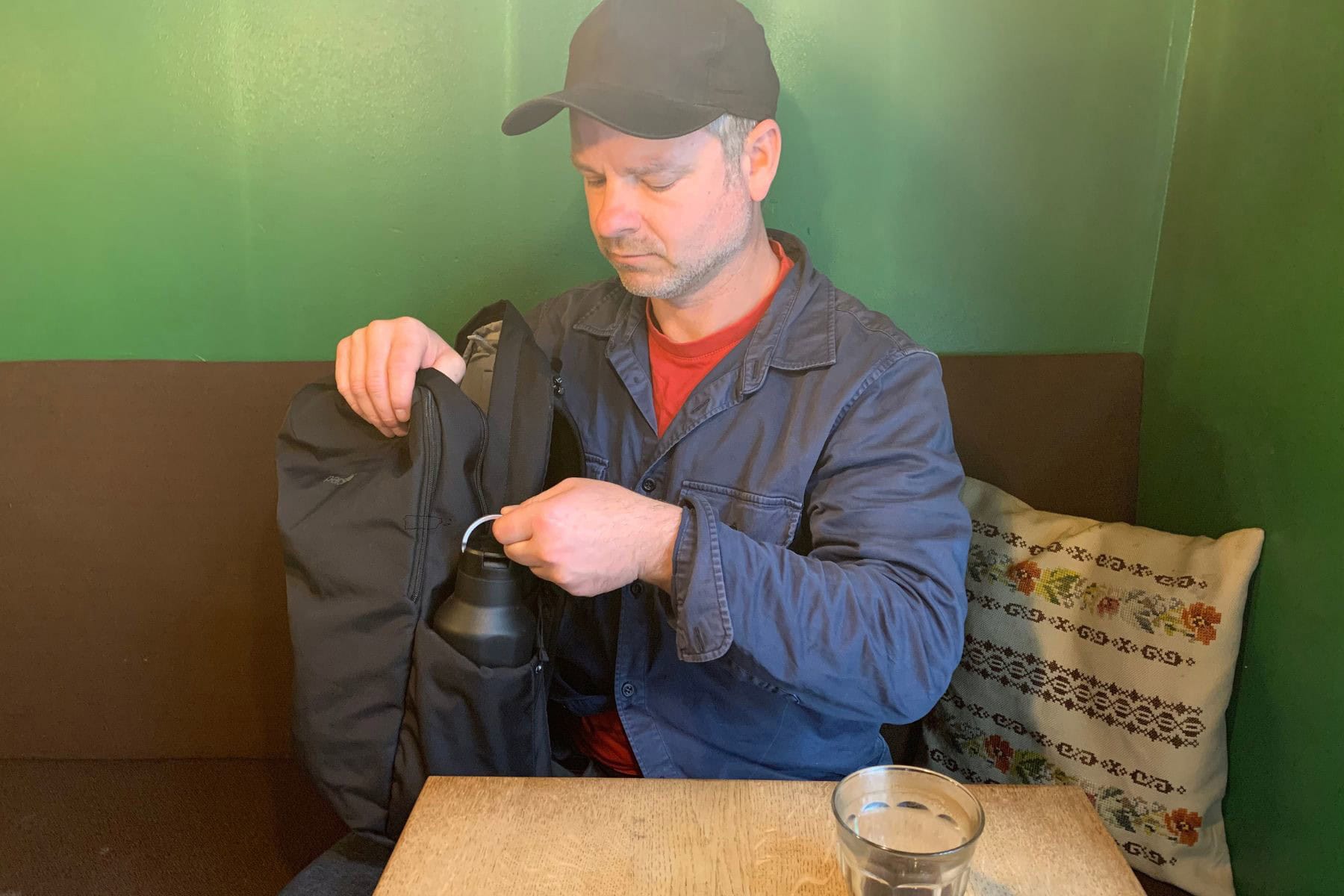 pacsafe-vibe-25l-anti-theft-backpack-opening