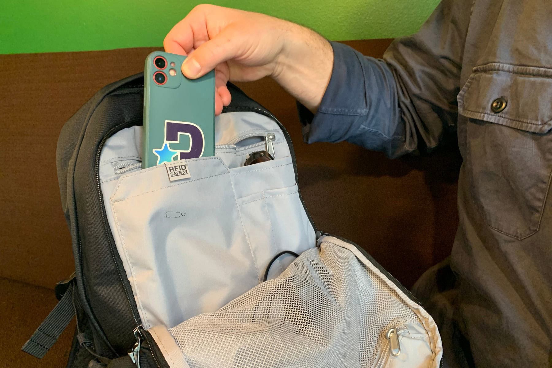 pacsafe-vibe-25l-anti-theft-backpack-phone