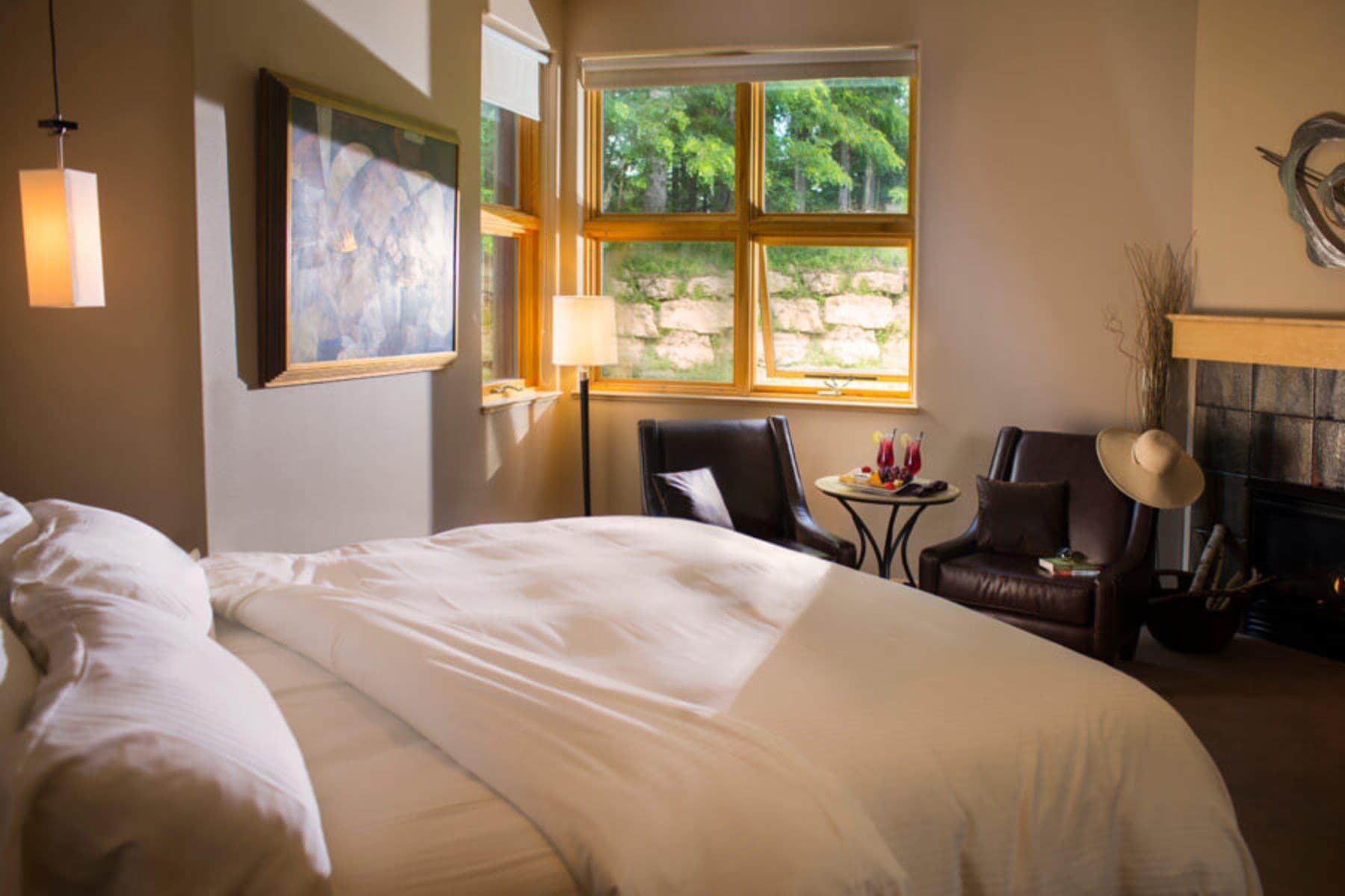 sundara-inn-and-spa-wisconsin-dells-bedroom