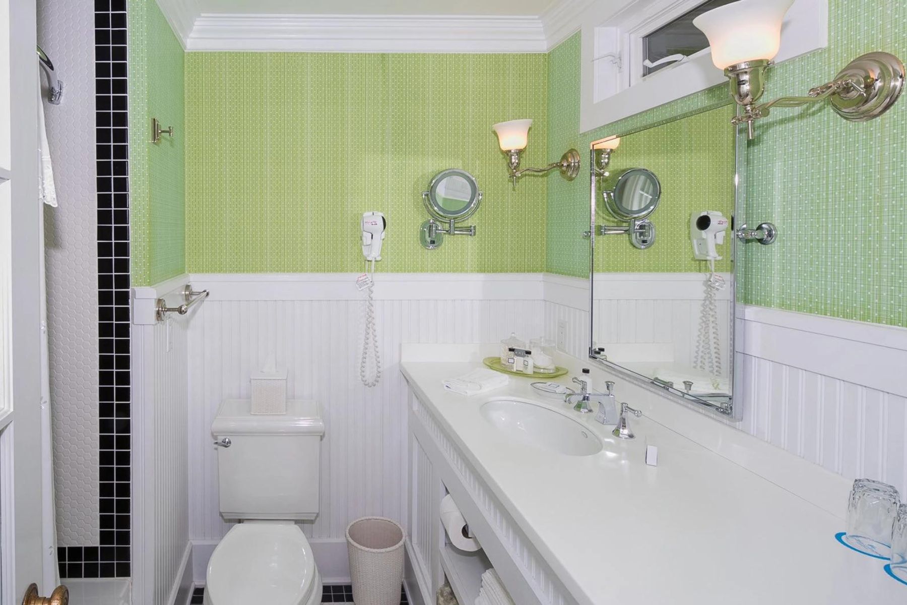 the-hotel-iroquois-bathroom